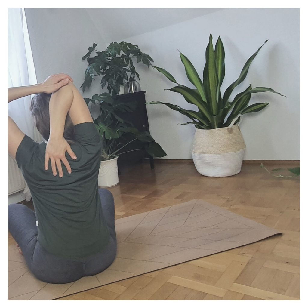 Lilly Rugg Trizeps Schulterdehnung Osteopathie Münster