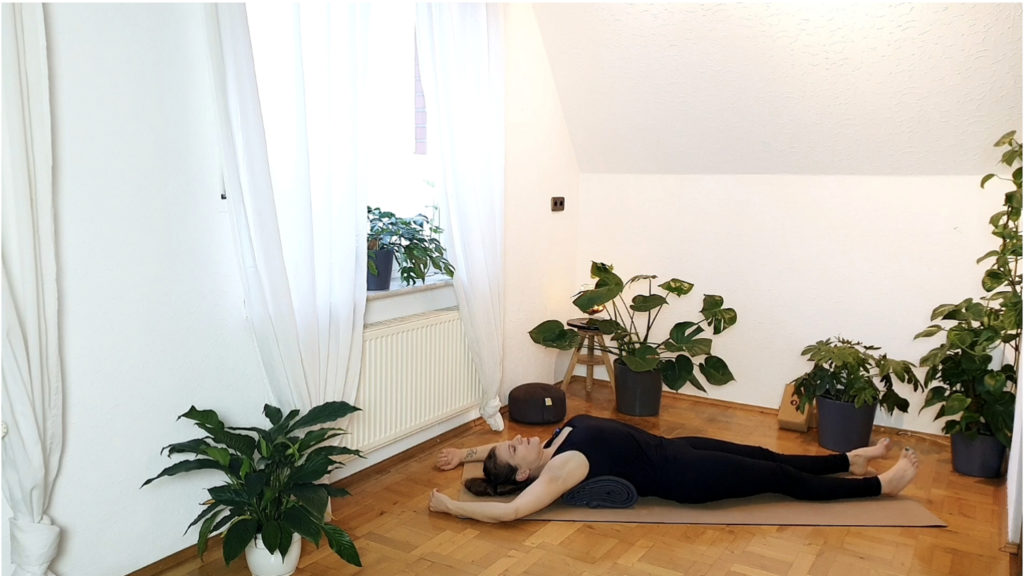 Schultern entspannen BWS Schmerzen lösen Yoga mit Lilly
