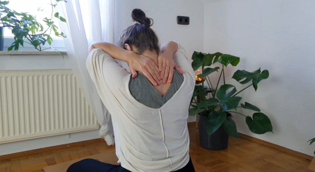 Massage gegen Nackenschmerzen Yoga mit Lilly