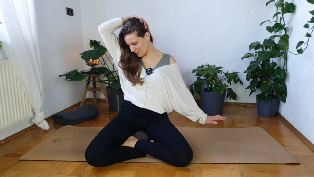 Nacken dehnen Yoga mit Lilly